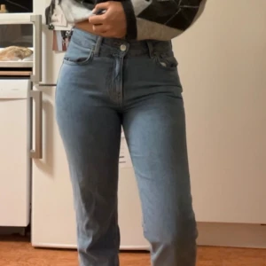 Low straight jeans - Ljusblåa jeans från bikbok, enast använda fåtal gånger så skicket är som nytt. Storlek W27 L32 men skulle beskriva det som en S fast aningen längre i benen. Ordinarie pris 699 kr