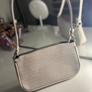 Väska - Fin väska som används fåtal gånger, bra med plats inne i väskan! Frakt tillkommer 🫶🏼