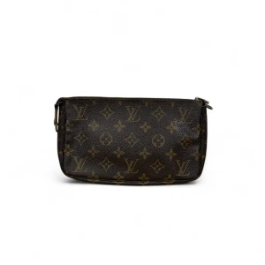 Louis Vuitton Pochette Accessoires - LV Pochette || Väldigt bra vintage skick || One Size || Replacement guld kedja ingår vid köp || Riktigt stilren axelväska