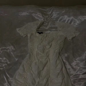 Vit broderad kortklänning Parisian - Parisian klänning från Nelly. Använt endast en gång för studenten 