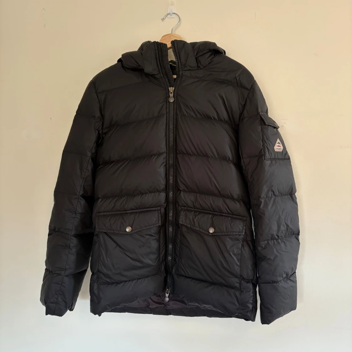 Svart dunjacka från Pyrenex med huva