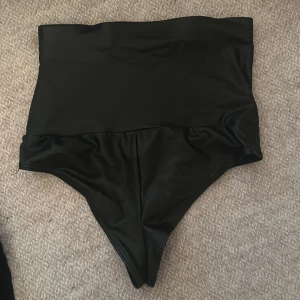 Svarta skinnimitation hotpants med hög midja stl XS,från Shein - Snygga svarta hotpants med riktigt hög midja och stilren design. Materialet är mjukt och stretchigt, perfekt för raveparties. Passformen är normal och ger en cool retrovibe.. Bra kvalite.Från Shein
