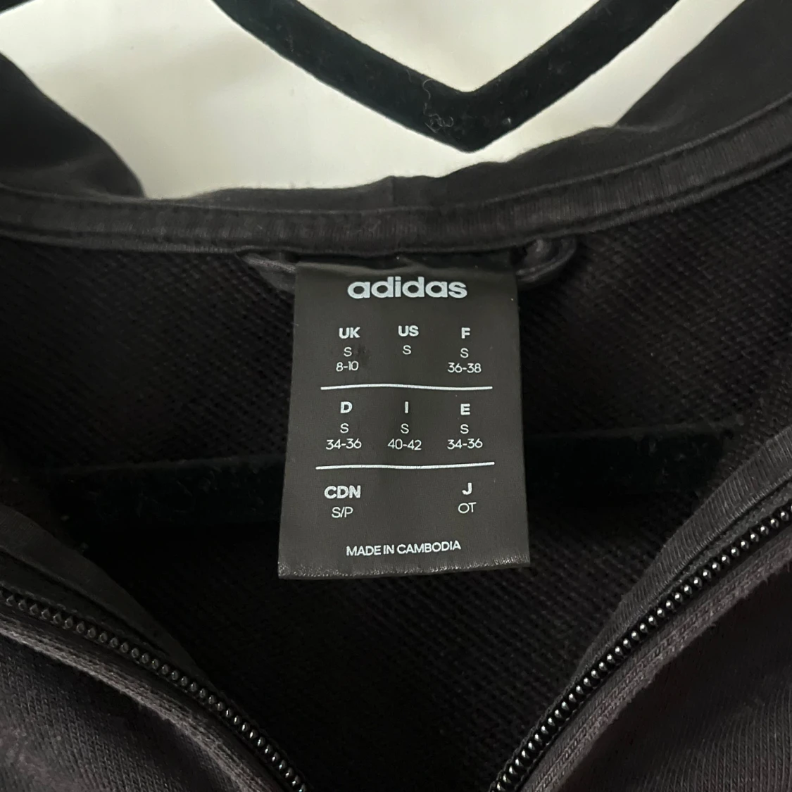 Svart Adidas hoodie med dragkedja  - 1