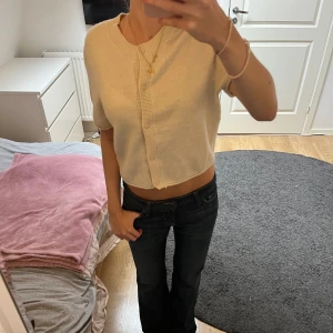 Stickad kortärmad tröja - Stickad kortärmad topp från H&M, lite nopprig. Storlek M men passar som S/XS