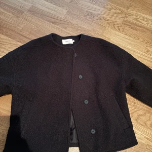 Svart kappa från Nelly - Svart kappa från Nelly!! Sitter som S/M Väldigt bra skick 💞