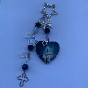 SALEM - keychain - 1st Keychain med SALEM motiv. Alla SALEM beställningar kommer med foto. Alla beställningar kommer med freebies!