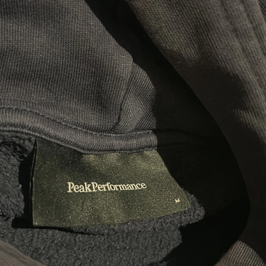 Mörkblå hoodie från Peak Performance - 2