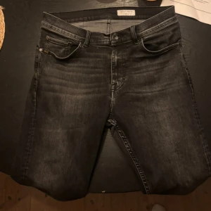 Svarta slim fit jeans från Tiger of Sweden - Säljer ett par relativt nytt par svarta slim fit byxor från tiger of Sweden, kostar ungefär 1599 och mitt pris är 999. Hör av er vid frågor!!