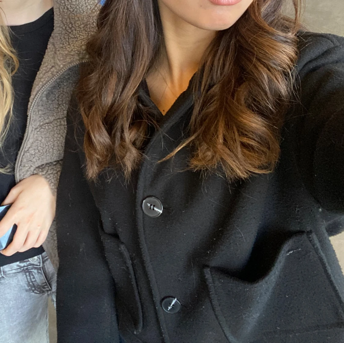 Svart jacka med stora knappar - 1