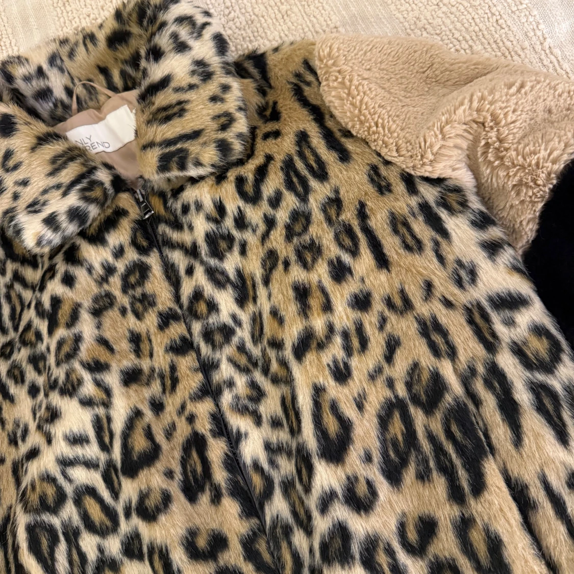 Leopardmönstrad teddyjacka - 4