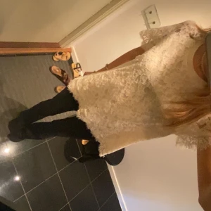 Vit spetsblus från Holly & White - Superfin vit blus från Holly & White med blommig spets över hela toppen. Rund halsringning med ribbad kant och knapp i nacken. Den har lite fläckar vid kragen annars bra skick! 