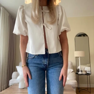 Gullig blus med puffärm  - Superfin blus med puffärm och knyte💗 Storlek S
