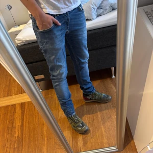 Dondup George jeans - Säljer ett par Dondup George i storlek W33 men är väldigt stretchiga så passar en storlek upp och ner. Jeansen är sparsamt använda och har mycket kvar att ge. Mitt pris är 799 men tar bud!