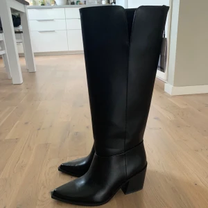 Svarta Boots strl 36 - Jättefina stövlar i nyskick med prislapp kvar. Storlek 36