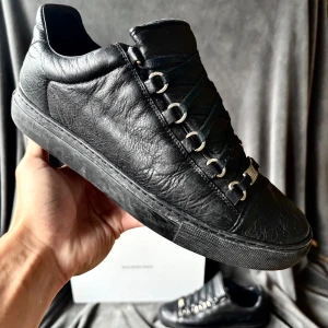 Balenciaga arena skor - Balenciaga arena skor i orginalstorlek 40 men sitter mellan 41-42, fråga om innermått vid osäkerhet | ingår: box