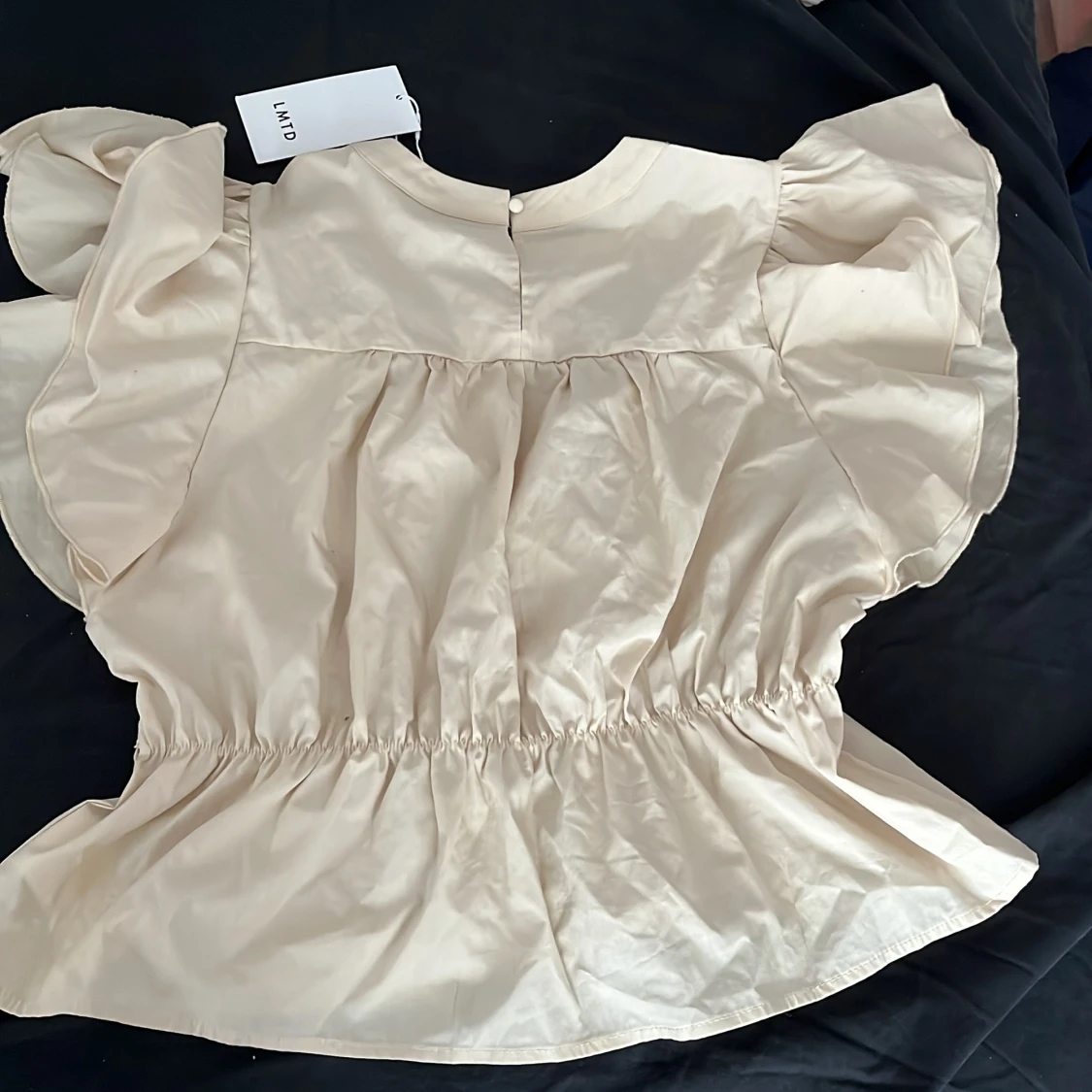 Beige blus med volang från LMTD - 1