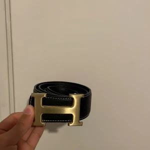 Hermess bälte  helt ny  - Hermess bälte  helt ny kort  ingår och hålgörare  helt ny är de väldigt snygg med fina detaljer följ gjärna våran TikTok Scandinavia_mark