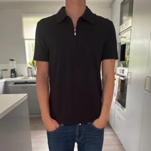 Tiger of Sweden piké mörkblå - Tiger of Sweden piké med metallzip, sitter väldigt bra på kroppen, stilren, funkar till allt möjligt