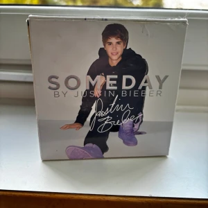 Someday by Justin Bieber parfym - Ikoniska Justin Bieber parfymen, Someday.  Har några antal år på nacken så det passar nog bättre som samlarobjekt för fans istället för daglig användning. Kartongen har lite märken här och var och lite text med bläck. Har varit 30 ml men en del använd. Köparen står för frakt. 