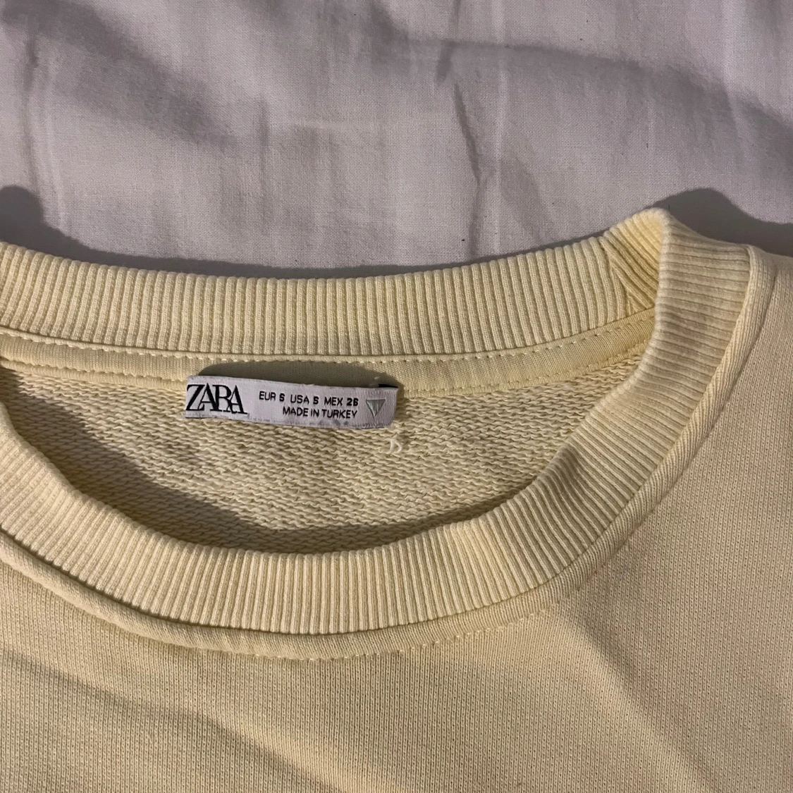 Gul sweatshirt från Zara - 2