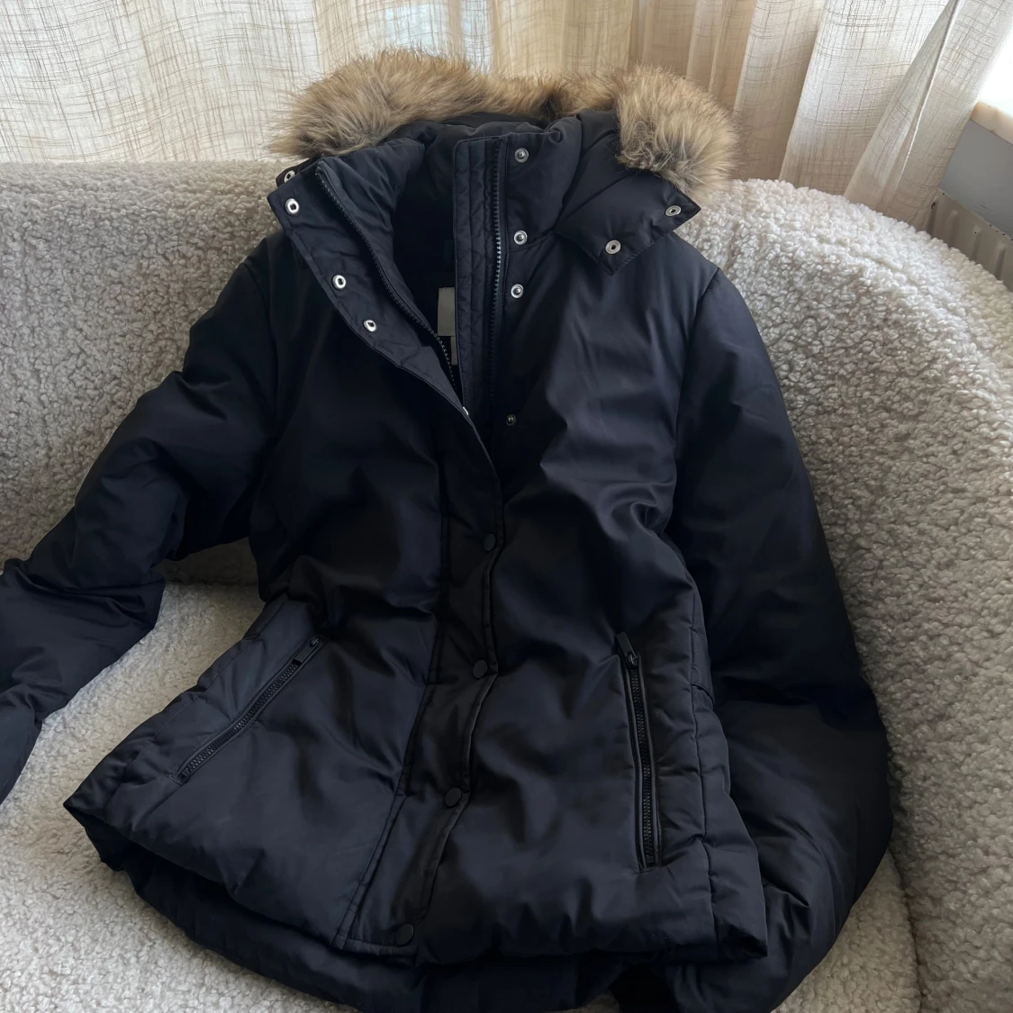 Svart pufferjacka med fuskpäls från H&M - 4