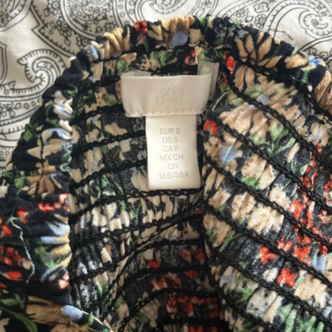 Blommig croppad blus från H&M - 3