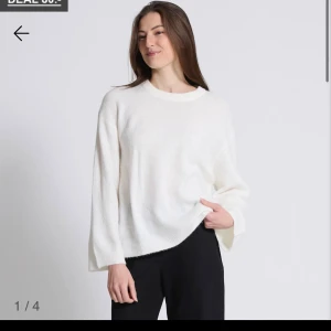 Vit stickad tröja med loose passform - Säljer en vit stickad tröja med rund hals och långa ärmar. Tröjan har en loose och avslappnad passform, perfekt för att skapa en chill och stilren look. Materialet är mjukt och ger en skön känsla mot huden. Passar dig som gillar enkel och clean stil. Från Lager 157 storlek M 