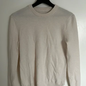 Beige merinoulltröja från These Glory Days - Snygg beige tröja från These Glory Days i 100% merinoull. Storlek S men liten i storleken så passar mer XS. Superskön och nästan aldrig använd.