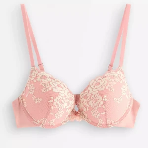 Rosa spets bh med blommigt mönster - Super söt bh i modellen ”Lilja” som är köpt på Lindex. Storleken är 75b och jag säljer den för att den tyvvär inte passar. Prislappar sitter kvar och priset går att diskutera!💞