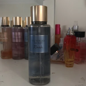Victoria's Secret Rush Mist 250ml - Säljer denna jättegoda och helt nya Victoria secret parfym som jag fått otroligt mycket komplimanger om. Med inslag av sultry woods och midnight mandarin.💓 Säljer då jag redan har en, som syns i bakgrunden! Volym: 250 ml.