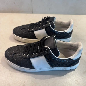 Valentino flycrews! - Valentino flycrews till salu! | skick: 8,5/10 saknas en spik på vänster sko | Storlek 39,5 men passar fler! | retail: 6500+ | tillbehör: endast skor | för fler frågor eller funderingar skicka gärna pm! Med vänlig hälsning, Näsets Resell