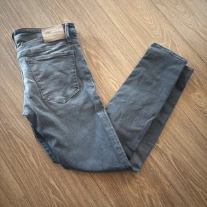  Hilfiger Jeans  - Snygga grå jeans från Hilfiger  med klassisk femficksdesign och diskret logga på fickan. Jeansen har skinny passform och är tillverkade i stretchigt jeanstyg för en bekväm känsla. Perfekta för dig som gillar en smal siluett och stilren look.