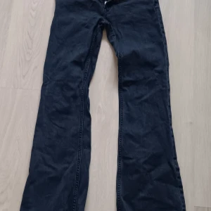 Svarta lager 157 jeans - Svarta lager 157 jeans som inte har kommit till användning det är storlek S i längst full low rise, jag är 164 och dem är långa💕