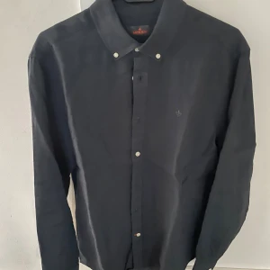 NY SKICK Morris blå linne skjorta  - Säljer en helt ny Morris skjorta i linne, storleken är M, modellen är ca 180cm. Hör av dig vid funderingar!