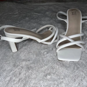Vita klackar  - Vita klackar med glitter detaljer, storlek 37    Köpta för 550kr säljer för 400, oanvända! 