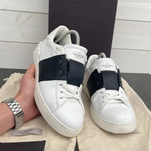 Valentino open  - Säljer dessa riktigt snygga valentino skorna i fint skick | innermått 27,5 cm | Box, Dustbags, Kort, tillkommer. | Nypris 7.000 kr! Självklart är dem äkta | skriv vid mer bilder och eller övriga funderingar🙌