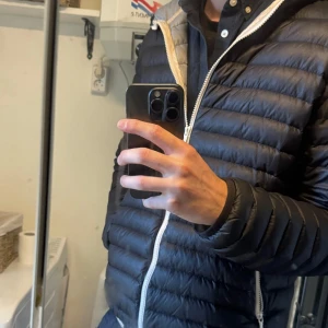 Svart dunjacka från Colmar med luva - Säljer nu min Colmar jacka då den inte kommer till användning, Det är en snygg svart dunjacka från Colmar perfekt för dig som vill ha en riktigt snygg höstjacka fungerar även utmärkt för kallare vinterdagar också😊 storlek L (52)passar även M utmärkt, pris kan diskuteras vid snabb affäf