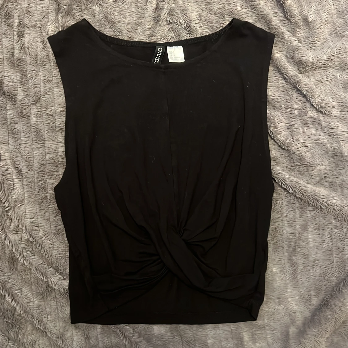 Svart twistad linnetopp från Divided