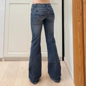 Lågmidjade bootcut jeans - Midja 37x2 cm (parallella midjor), gren 19 cm, innerben 84 cm och benslut 23x2 cm. Märkta storlek W26/L34 vilket motsvarar en xs enligt Vinted men funkar kanske även på xxs då jag själv är xs-s o 170 o de är tajta i midjan. Det är måtten som gäller om man köper!!! Obs streck vid bensluten då tidigare ägaren la upp benen