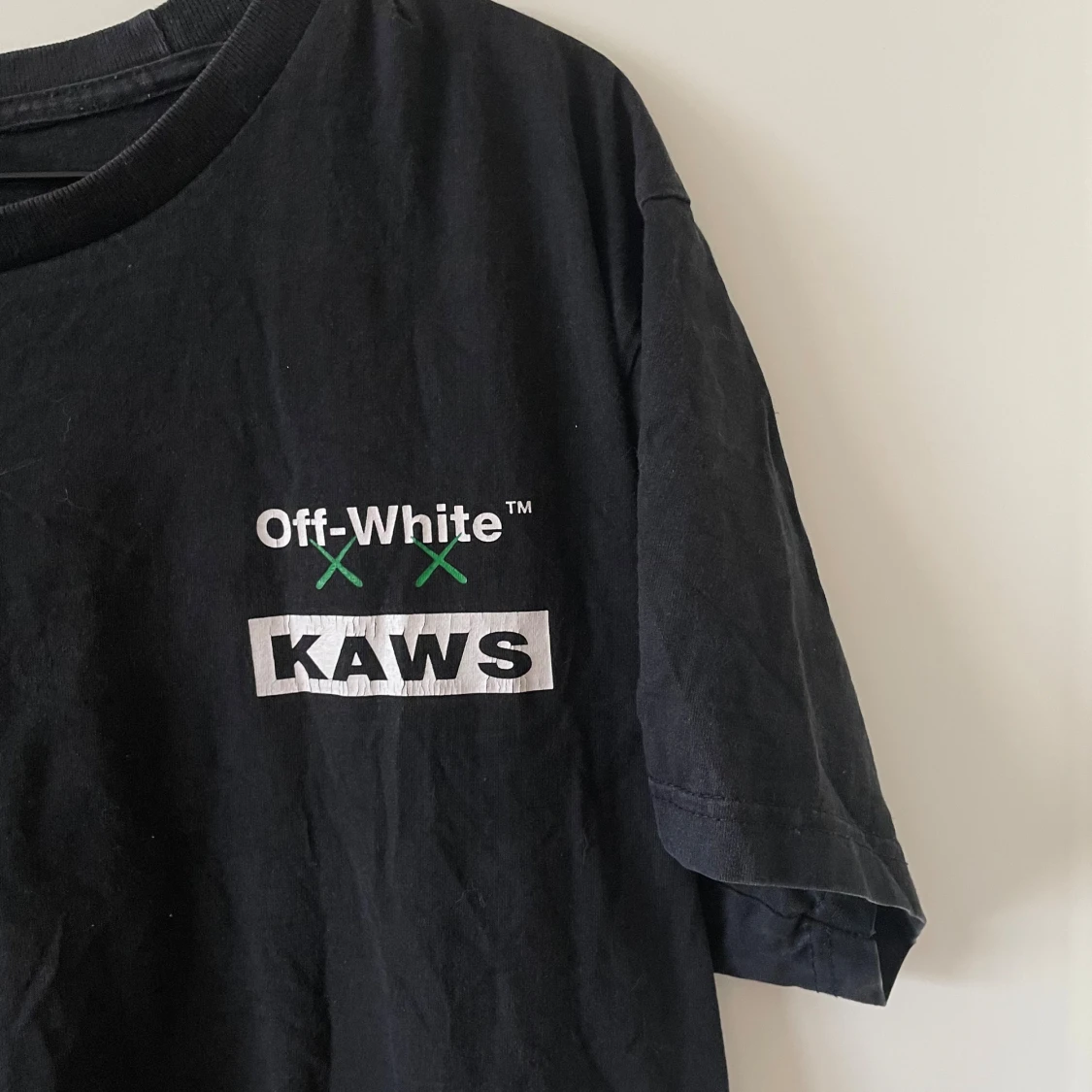 Off-White x KAWS svart t-shirt - 1