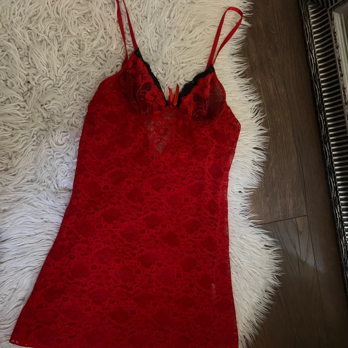 Röd spetsig nattlinne med svarta detaljer - 2