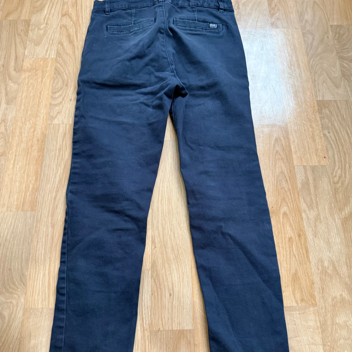 Mörkblå chinos från Cropp - 2