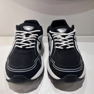 DIOR B30 - Väldigt snygga dior skor med snygg design