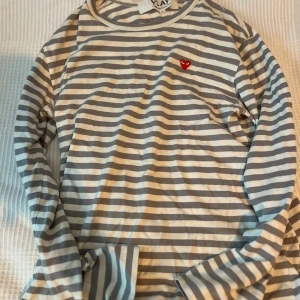 Randig långärmad tröja Comme des Garçons - Säljer en långärmad randig tröja från Comme des Garçons PLAY den e i fint skick storlek S men passar inte mig och jag är rätt small så den e liten i storleken pris kan diskuteras kan mötas i Uppsala och tar gärna kontant 