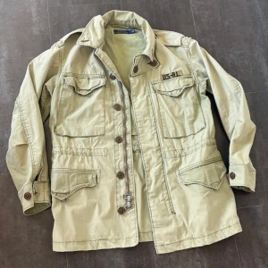 Ralph Lauren militär/fieldjacka - Säljer min Ralph Lauren field jacket i storlek S/M Skriv vid funderingar, pris kan diskuteras vid snabb affär!