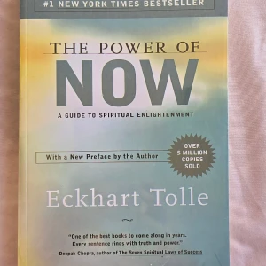 The Power of Now - Upptäck en internationell bestseller som inspirerar till personlig utveckling och spirituell insikt. Perfekt för dig som vill utforska mindfulness och leva mer i nuet. Rekommenderad av Deepak Chopra och älskad av miljontals läsare världen över. Boken är helt ny Förseglad i sin originalplast Mjukpärm (inte Hardcover) Normal storlek (inte pocket)