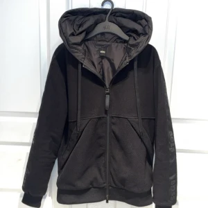 Hugo Boss Vinterjacka/allväder  - En riktigt fet och unik Boss vinterjacka jacka från Zalando som är väldigt varm för att se så tunn ut, har haft den förra vintern men kan också användas i alla väder är väldigt nöjd med den bara att den är för liten nu.