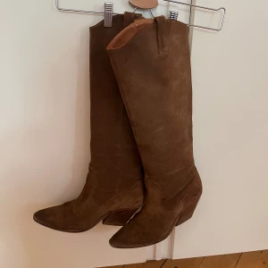 Bronx cowboy boots - Säljer mina snygga cowboy boots ifrån Bronx i storlek 40. Bra skick men synligt använda, har klackat om de hos skomakare. 🥰