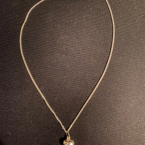 Silverhalsband med hjärthänge 925 - Ett stilrent halsband i äkta silver (stämplat 925) med ett litet, blankt hjärthänge. Kedjan är tunn och elegant, perfekt för dig som gillar minimalistiska smycken med en söt detalj. Passar perfekt att bära varje dag för en personlig touch.