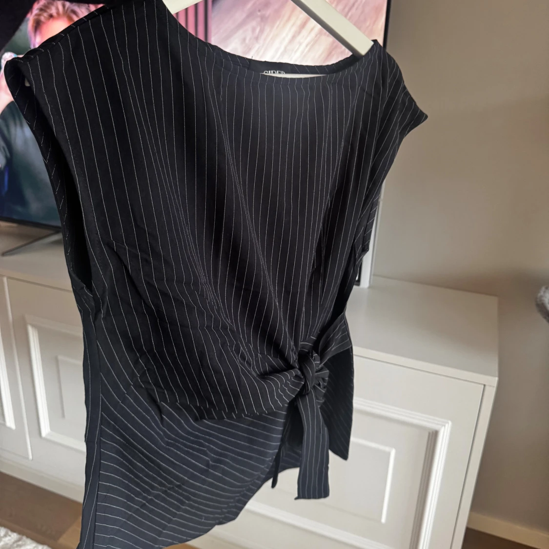 Svart randig omlottopp med knyt - 2